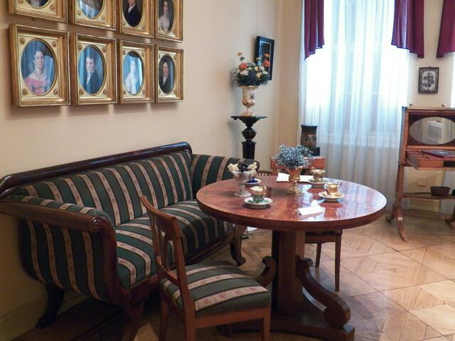 Wohnzimmer im ersten Obergeschoss sog. "Salon". Über dem Sofa Porträts der Familie Knoblauch und Keibel, 1816–1821, Pastellmalerei.