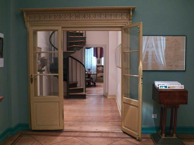 Das Entrée. Rechts und links davon liegen das Wohnzimmer (Salon) und die Bibliothek.