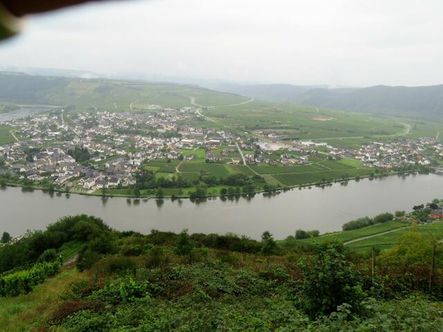 Schlängelt dort hin.