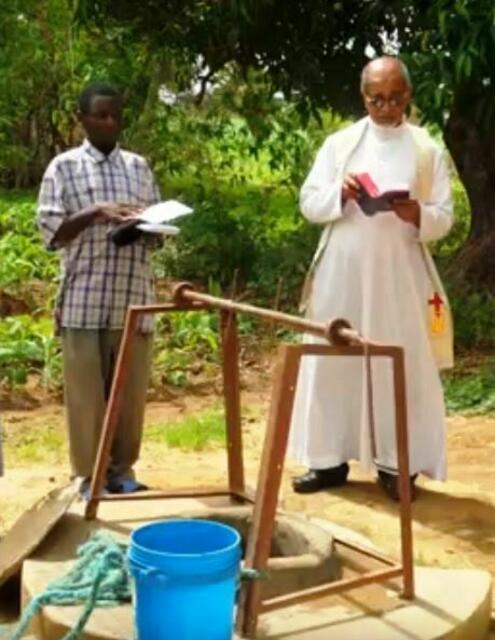Erfolgreicher Brunnenbau in Tanzania: „Wasser ist Leben“ und bekommt von Pater George Aranchery CST den kirchlichen Segen. | Foto: George Aranchery CST