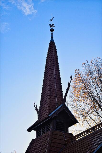 Kirchturm mit Drachenköpfen