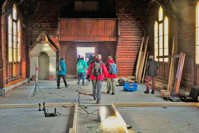 die Wanderer verlassen die Stabkirche, um die Handwerker nicht weiter bei der Arbeit zu stören