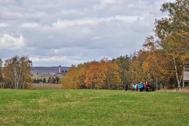 Wandergruppe auf dem Wanderweg deutscher Kaiser und Könige , im Hintergrund der Wasserturm von Stiege