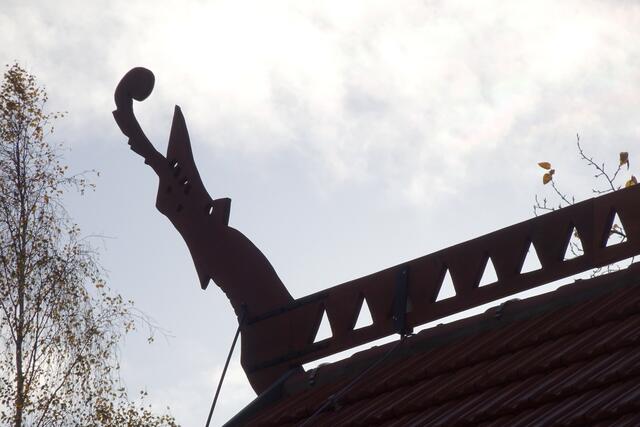 Drachenkopf mit Dachkamm