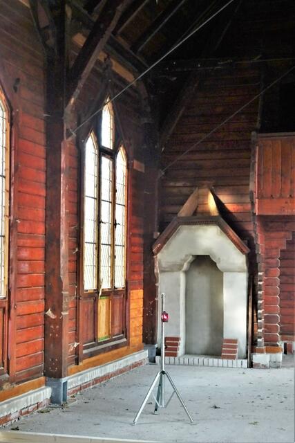 Blick in die Stabkirche, das Nivelliergerät ist gerade im Einsatz