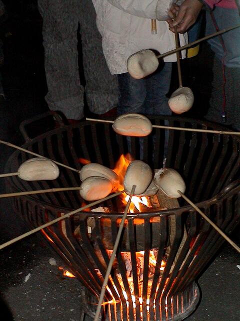 Stockbrot-Braten auf dem Schulhof der KBS.