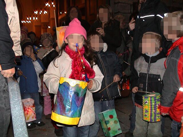 Viele bunte Laternen erhellten den Abend.