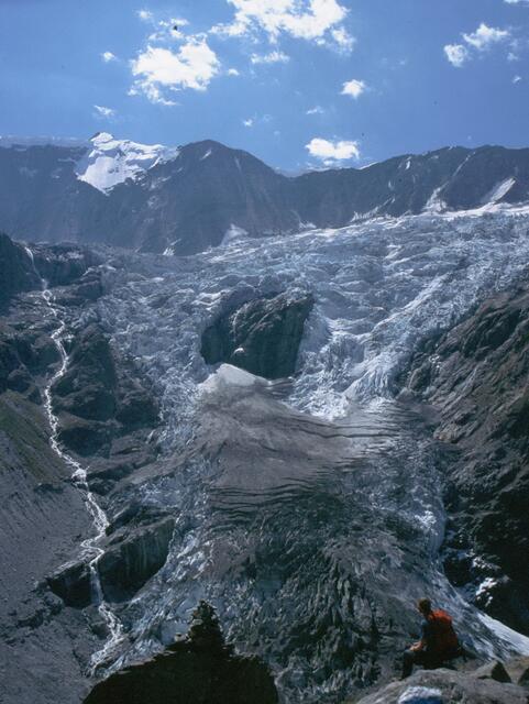 Besonders deutlich erkennen kann man die Schmelze am nahen Fieschergletscher, der sich über einen 1500 m hohen Steilhang vom Walchergrat herunterschiebt. Das war im Jahr 2003.