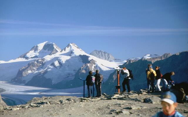 Auch auf Mönch, Eiger und den Konkordiaplatz, an dem der Aletschgletscher seinen Anfang nimmt. Dort beträgt die Eisdicke 800 Meter.
