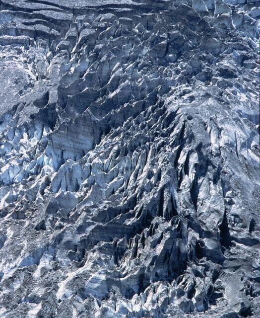 An steileren Bereichen reißen Gletscher durch einen unebenen Untergrund auseinander. Ein Eislabyrinth entsteht.
