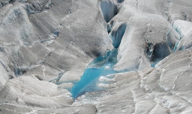 Oder es entstehen Schmelzeistümpel, die das Wasser über Bäche ebenfalls in den Tiefen verschwinden lassen.