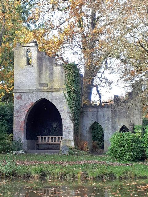 Gartenruine mit Wasserspeicher für die Teichfontäne und zur Bewässerung des Gartens