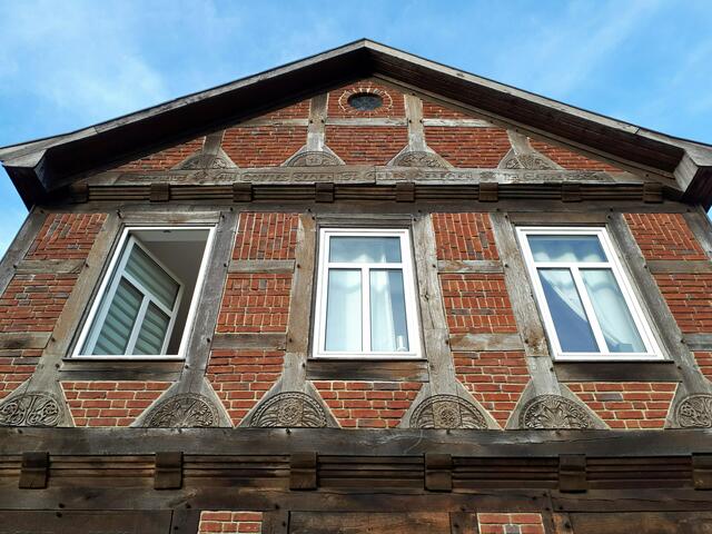 Schönes Schnitzwerk im Fachwerk der Giebelfassade
