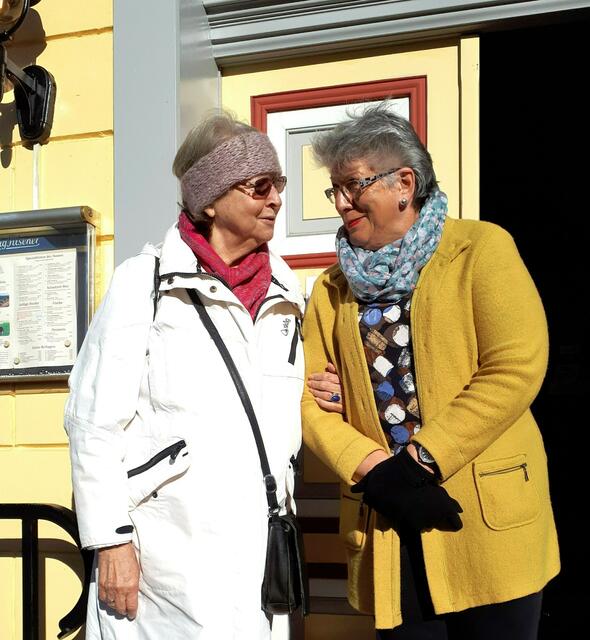 Kirsten und Roswitha am "Medaillon"