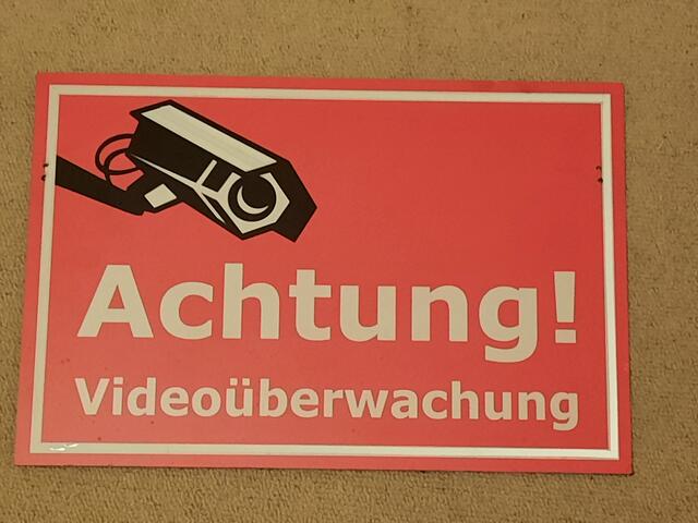 "Achtung: Videoüberwachung!" - - Maße dieses Schildes: Breite 450 mm, Höhe 300 mm. Bild: https://www.AFFC-Langenhagen.de