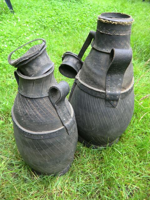 Wasser und Palmölkrüge aus alten Autoreifen