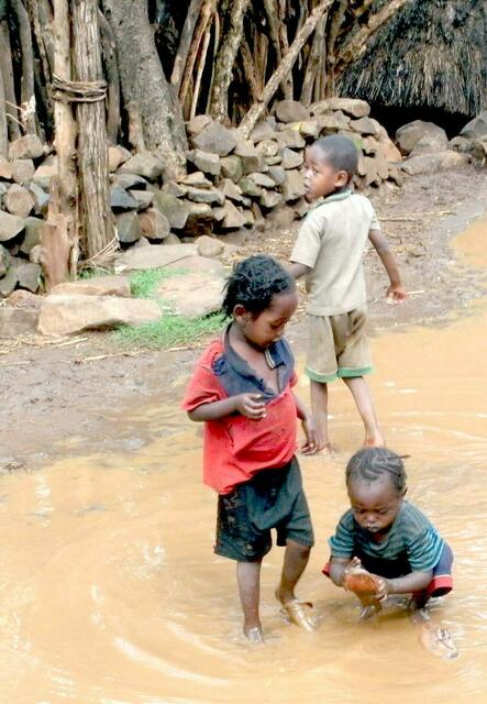 Schweres Kinderleben im Lebenskampf um sauberes Wasser und ein wenig zu essen. Doch ein alter Plastikschuh wird zum Dampfboot das für Momente  gefolgt von Kinderlachen aus dieser Misere heraus führt.
