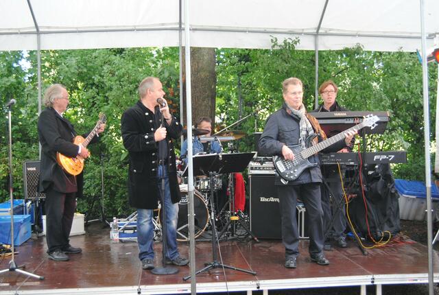 Grafen im Regen bei Frank Fischer Cafe Halle
