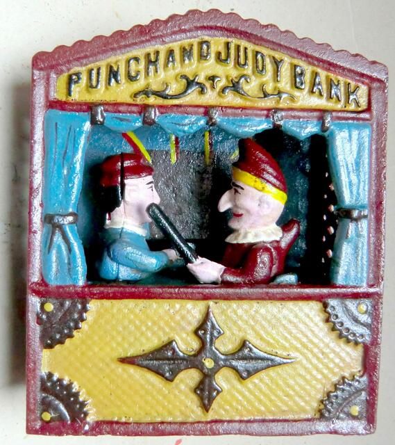 eiserne Sparbüchse mit beweglichen Kasperlefiguren, die sich bei Geldspende auf die Köpfe schlagen. Ihre Spende für die Zukunft des Maskenmuseums und seiner neuen Ausstellungen nehmen wir freilich mit einem netten Dankeschön und Vergeltsgott  an.