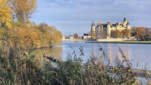 Schlossansicht vom Ufer des Burgsees. Foto: Helmut Kuzina