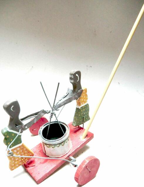 Hirsestampfen, eine kräftezehrende Aufgabe für Kinder und Frauen - hier beim selbstgebauten Spielzeug geht sie mechanisch angetrieben leicht von der Hand