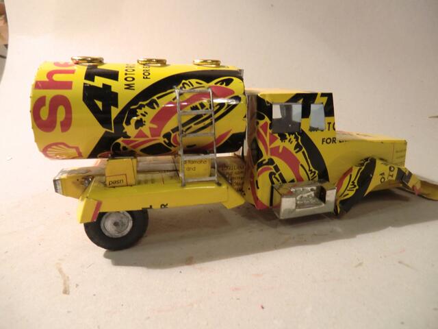 Spielzeuglaster aus dem Blech von Öldosen aus Madagaskar