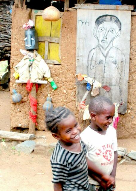 Kinder in Afrika sind arm und doch innerlich noch reich an Kreativität , selbst mit dem einfachsten Dingen aus dem Müll der Industriestaaten Freude und Kunst zu schaffen (im Süden Äthiopiens)