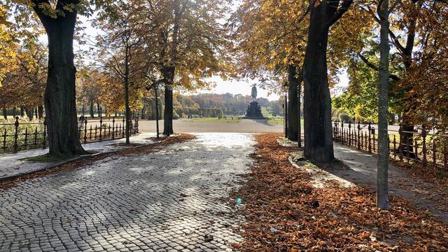 Eine gusseiserne Drehbrücke führt von der Schlossinsel direkt zum Schlossgarten, in dem das Reiterstandbild zu erkennen ist. Foto: Helmut Kuzina