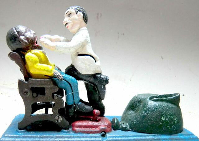 Sparbüchse aus Gusseisen: Beim Einwurf von Geld muss der Patient leiden.