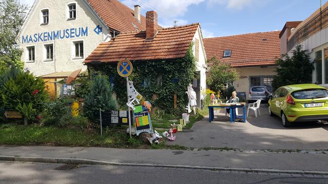 Das Ensemble  Haus der Kulturen und Maskenmuseum in der Lindenstrasse 1 in Diedorf bei einem Kinderfest