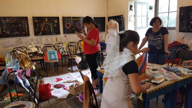 Kinder basteln sich "Superheldenkostüme" in unserer Alten Dorfschmiede unter Anleitung von Studentinnen der Uni Augsburg (Museumspädagogik)