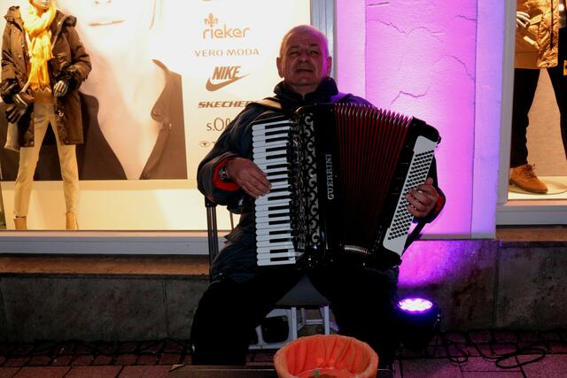 ein Beamter, getarnt als Straßenmusiker!