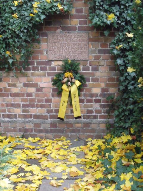 In den letzten Kriegstagen wurden auf dem Friedhof 2427 Kriegstote in Massengräbern beigesetzt; dieser Gedenkstein erinnert daran.