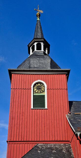 der 27 m hohe Kirchturm der Kirche "Zur Himmelspforte" in Hohegeiß