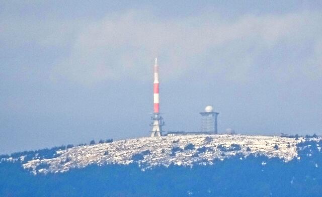 der Brockengipfel im weißem Kleid, aufgenommen vom 15 km entfernten Hohegeiß