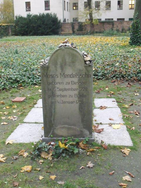 Zur Erinnerung an die tragischen Geschehnisse blieben ein symbolisches Grabmal für Moses Mendelssohn mit den Worten „Nach Wahrheit forschen, Schönheit lieben, Gutes wollen, das Beste tun.“ Da man die genaue Stelle von Mendelssohns Grab nicht kennt, steht der Grabstein nur ungefähr an der Stelle des Grabes.