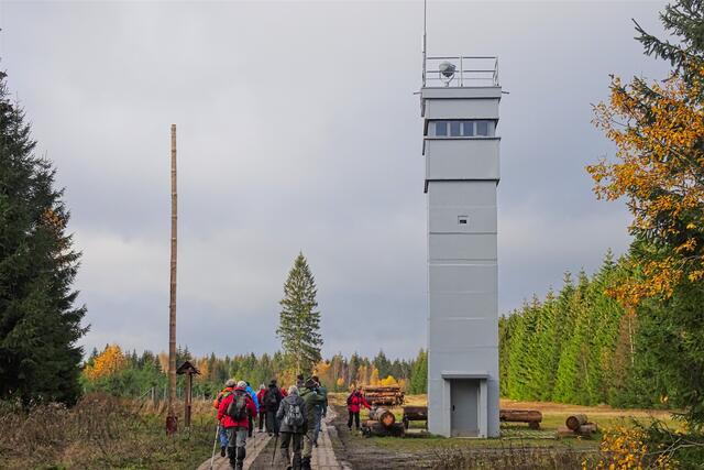 Kolonnenweg, neben den Wachturm ist ein Rastplatz eingerichtet