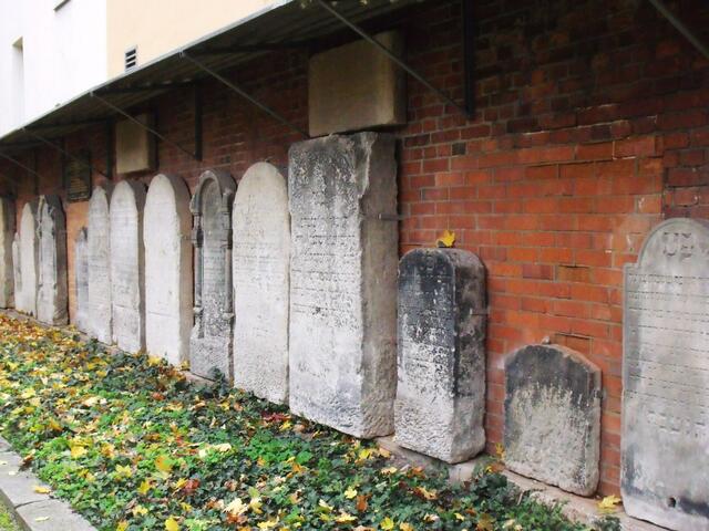 15 der ältesten Grabsteine an der Friedhofsmauer