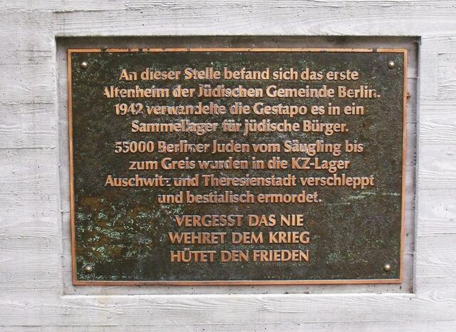 Gedenktafel für das ehemalige Altenheim, das sich seit 1844 im Bereich des heutigen Eingangs befand