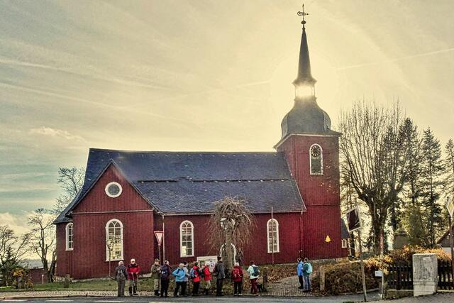 Wandergruppe vor der  im Jahre 1704 eingeweihten Kirche "Zur Himmelspforte" in Hohegeiß