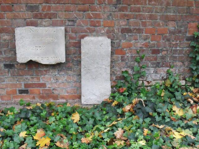 1943 verwüsteten SS-Leute, ebenfalls auf Befehl der Gestapo, den alten jüdischen Friedhof: Sie schändeten die ausgegrabenen Gebeine der Toten und hoben Splittergräben aus, die mit zertrümmerten Grabsteinen abgestützt wurden.