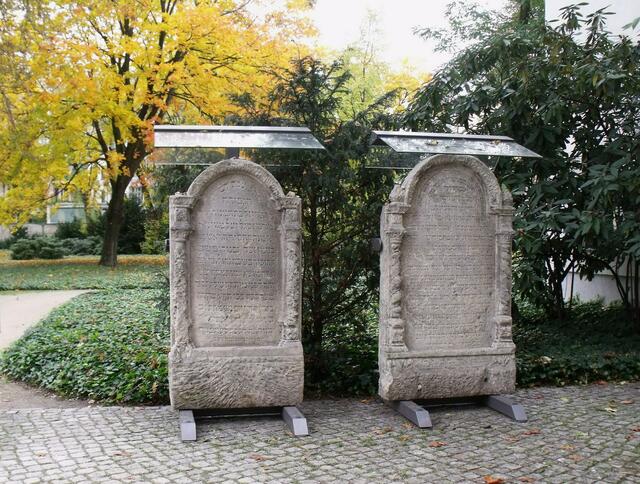 Bei seiner Schließung hatte der Friedhof 2767 Grabstätten.