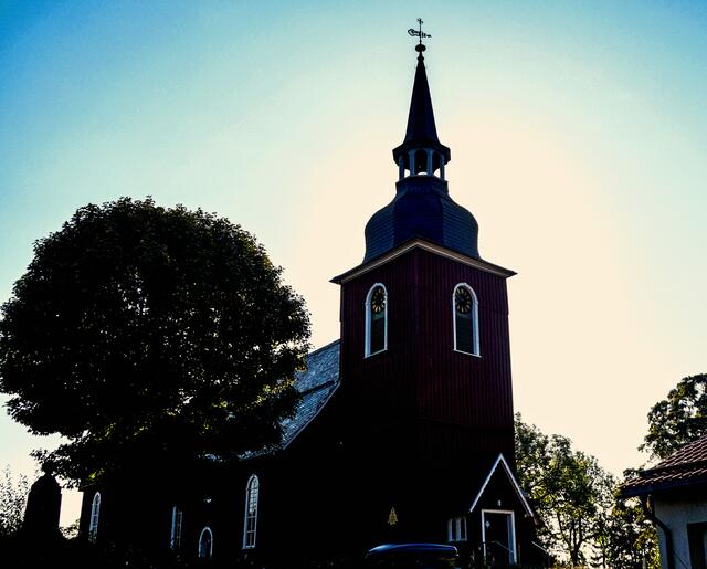 Kirche "Zur Himmelspforte" in Hohegeiß im Gegenlicht (Archivbild)