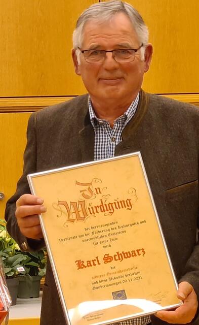 Karl Schwarz erhielt die Silberne Gemeindemedaille | Foto: Richard Harlacher