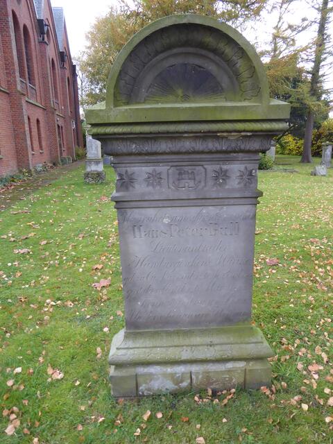 Bull: Hier ruhet zum seligen Erwachen / Hans Peter Bull / Lieutenant in der / Hamburgischen Marine / geb. zu Cuxhaven d. 20. Novemb 1781 /
gest. daselbst d.13. März 1843 / Trennung ist unser Los, / Wiedersehen unsere Hoffnung.