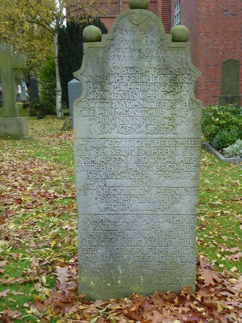 Hey: Anietzo, / anno, 1747 / Barthold, Hey, und / Anna, Heyen. // So schlaf ich ein / und ruhe fein Kein Mensch / kann mich aufwecken / denn Jesus Christus / Gottes Sohn der wird  / die Himmels Thür auf / thun und fürn zum / ewigen Leben. / A(nn)o 1692. d. 24. December / ist er selig im Hern ent /schlafen und ist alhier /  in der Kirchgen begrabe / seinnes Alter 74 Iahr // Fortsetzung Kommentar 1.