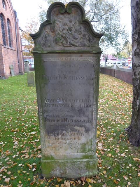 Brunswick: Hier ruhen in Gott / Capitain / Hinrich Brunswick / geb. zu Ahsel d. 21.Jan 1767, / gest. d. 4. April 1820. / Frau / Anna Margaretha / Brunswick, geb. Hey, /  geb. zu Cuxhaven d. 20. Octob. 1777, /  gest. d. 12. December 1835, / Hinrich Brunswick / geb. d. 29. Novbr. 1804 / gest. d. 29. Sept. 1826 / Johann Martin / Brunswick geb. d. 29. Novbr. 1806, / gest. d. 8. April 1839.