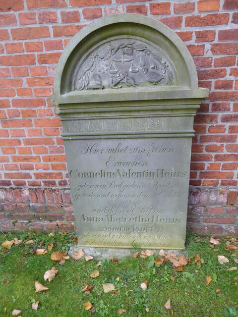 Heins: Hier ruhet zum frohen / Erwachen / Cornelius Valentin Heins, / geboren in Balye, den 12. April 1784, / gestorben in Cuxhaven, den 29. October / 1843, / und deßen Ehefrau /  Anna Margaretha Heins, / geborene Korts /geboren in Cuxhaven den 10. März 1776 / gestorben den 15. October 1845.