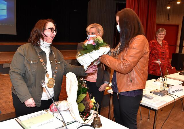 Neben der Kette gab es auch noch einen Blumenstrauß von der CDU.