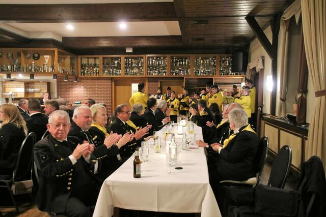 Spielmannszug Lindhorst im Hintergrund